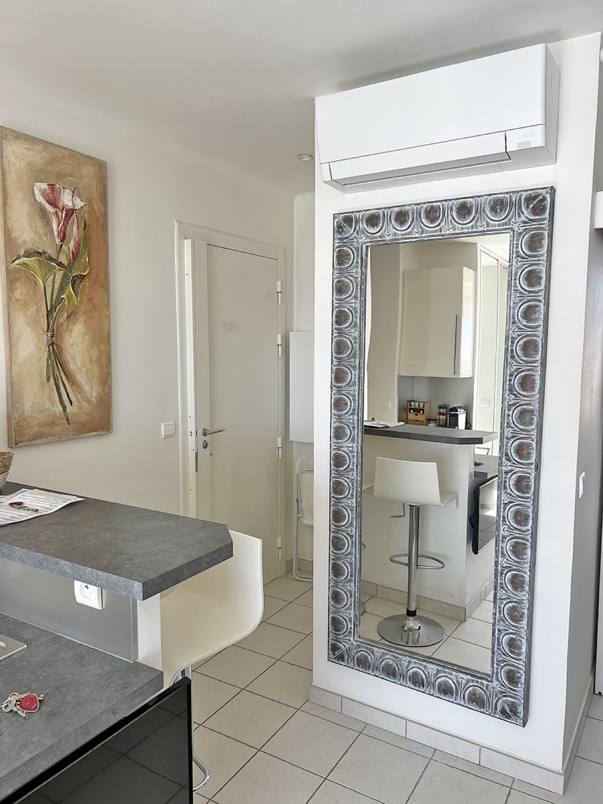 Entrée et coin bar de l'appartement, golfe de Saint-Tropez