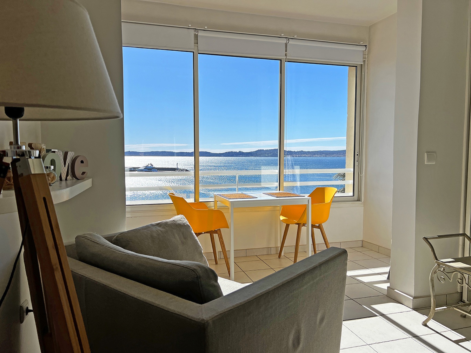 Fauteuil détente face à la mer, appartement Sainte-Maxime