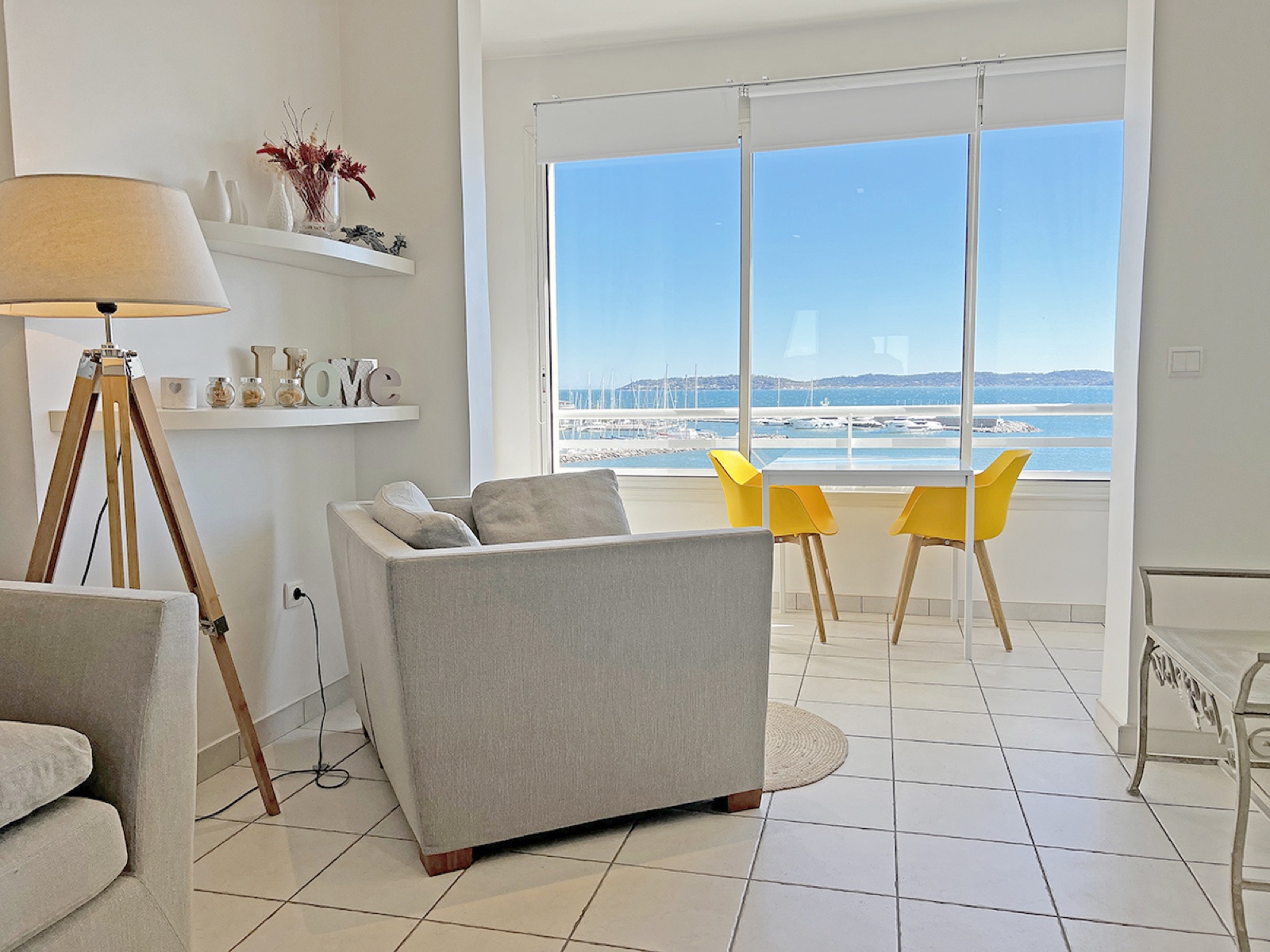 Salon avec canapé et vue mer, appartement Sainte-Maxime