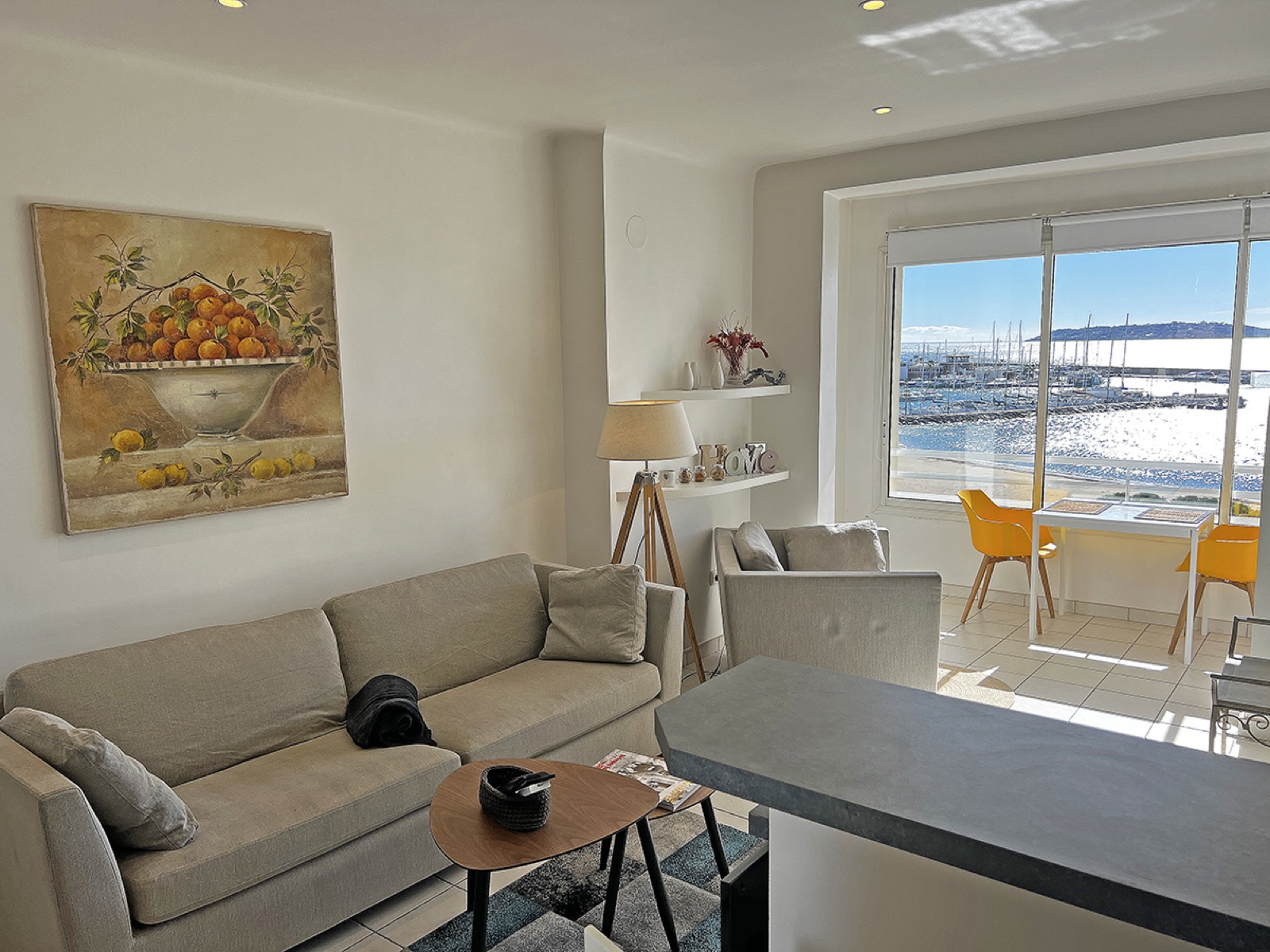 Séjour de l'appartement avec vue sur le golfe de Saint-Tropez