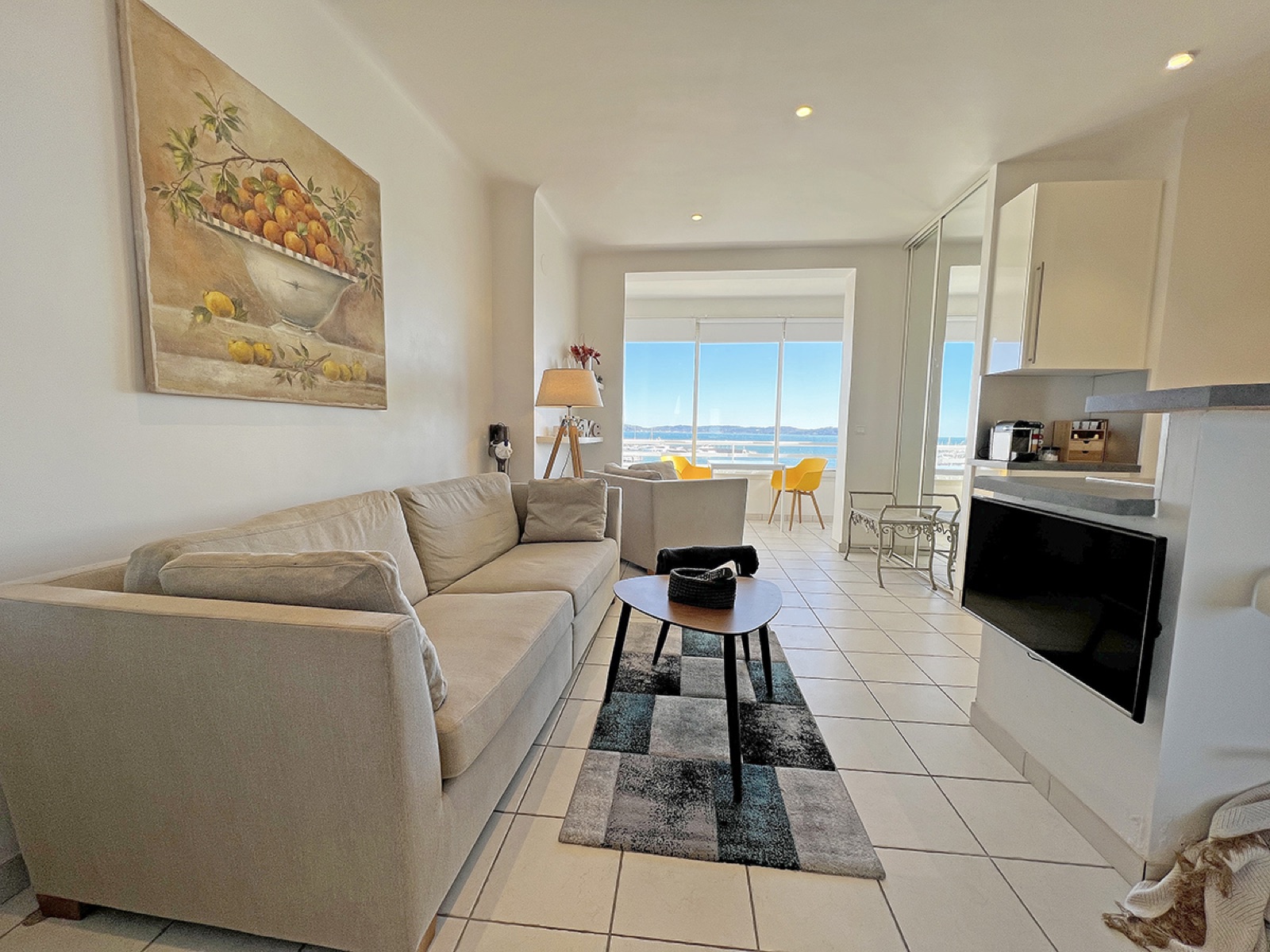 Séjour lumineux avec canapé, vue golfe de Saint-Tropez
