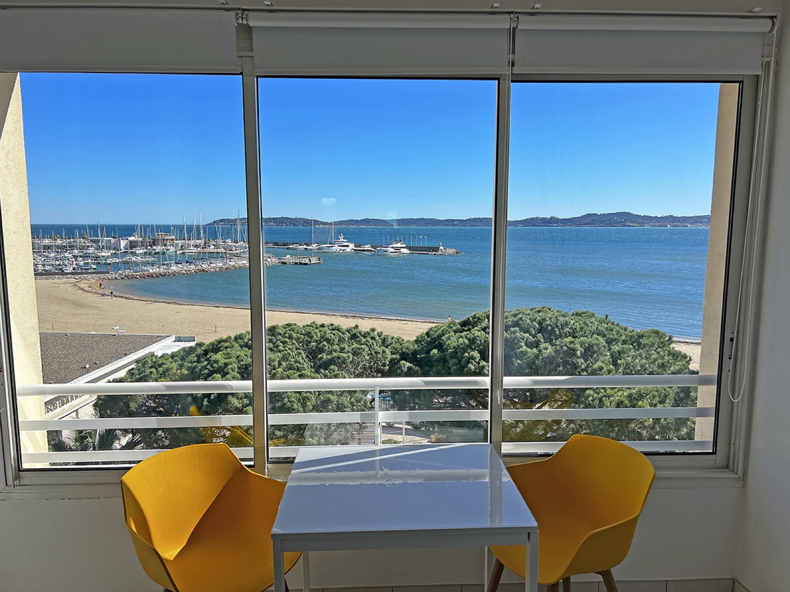 Vue panoramique sur le golfe de Saint-Tropez depuis la terrasse vitrée